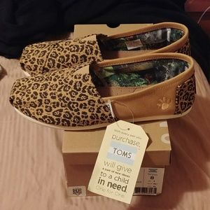 NIB limited edition leopard print toms